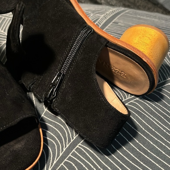 Bernardo Suede Sandals 👡 “Luna” 🌙 size 6M - Picture 4 of 9